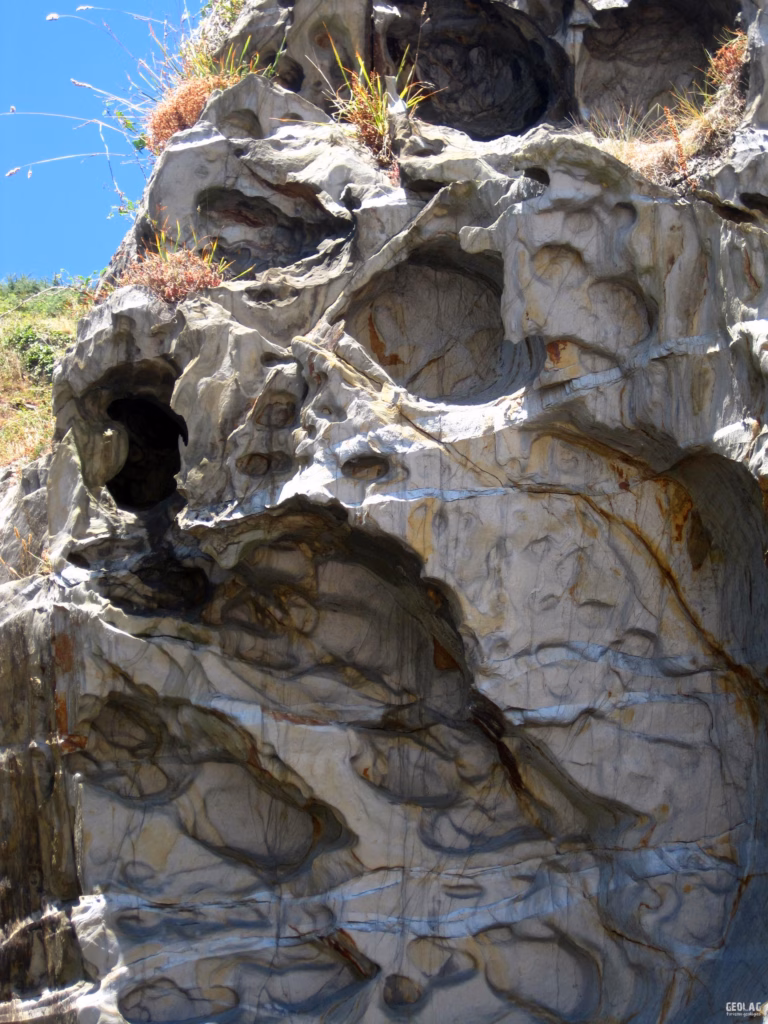 Black slate cliffs form the western edge of the Barayo Overlie.