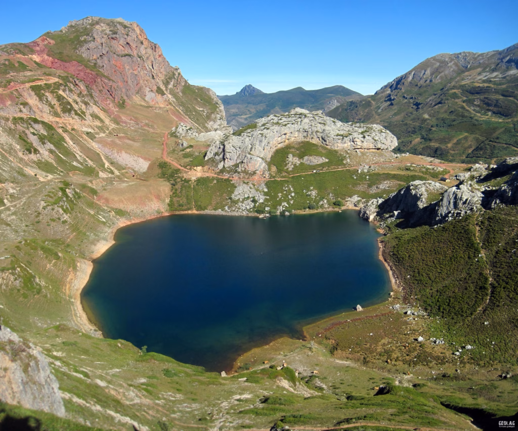 Lago de la Cueva seen from above