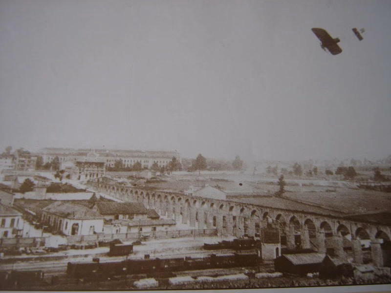 Photo of the Garnier plane flying over Oviedo, showing the Los Pilares Aqueduct